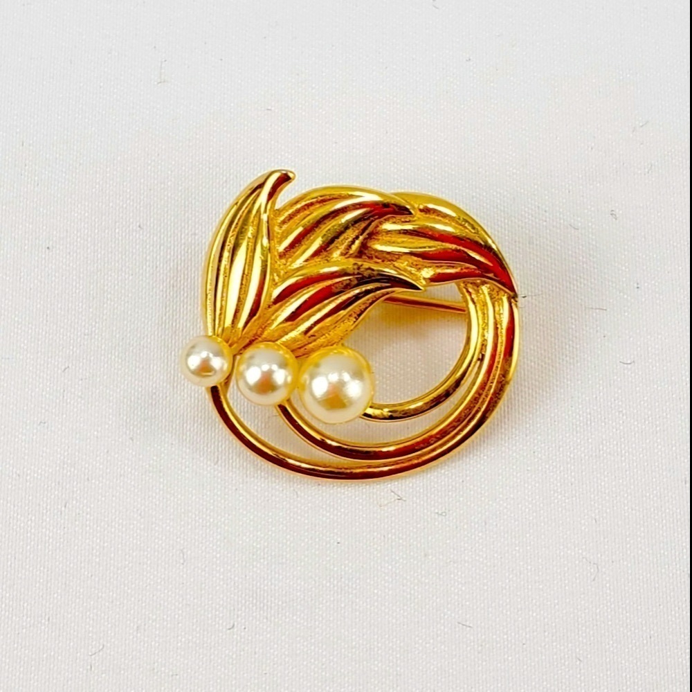 VTG Napier Floral Brooch Gold Tone Pin Leaves & Faux Wht Pearls 1” Round Signed